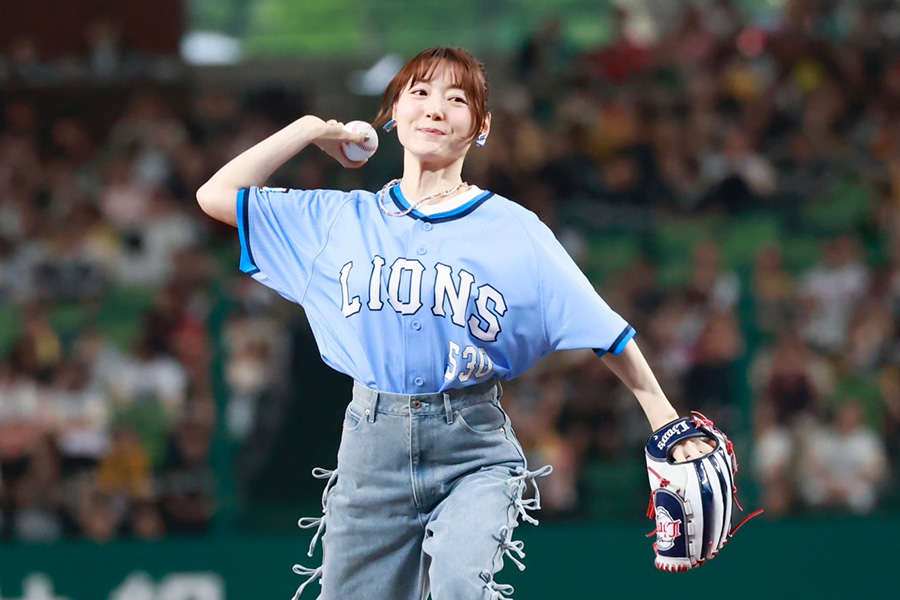 セレモニアルピッチに登場した花澤香菜さん【写真：小池義弘】