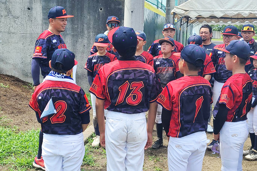 全日本学童大会でナインに声をかける甲斐JBC・中込裕貴監督(左)【写真:橋本健吾】