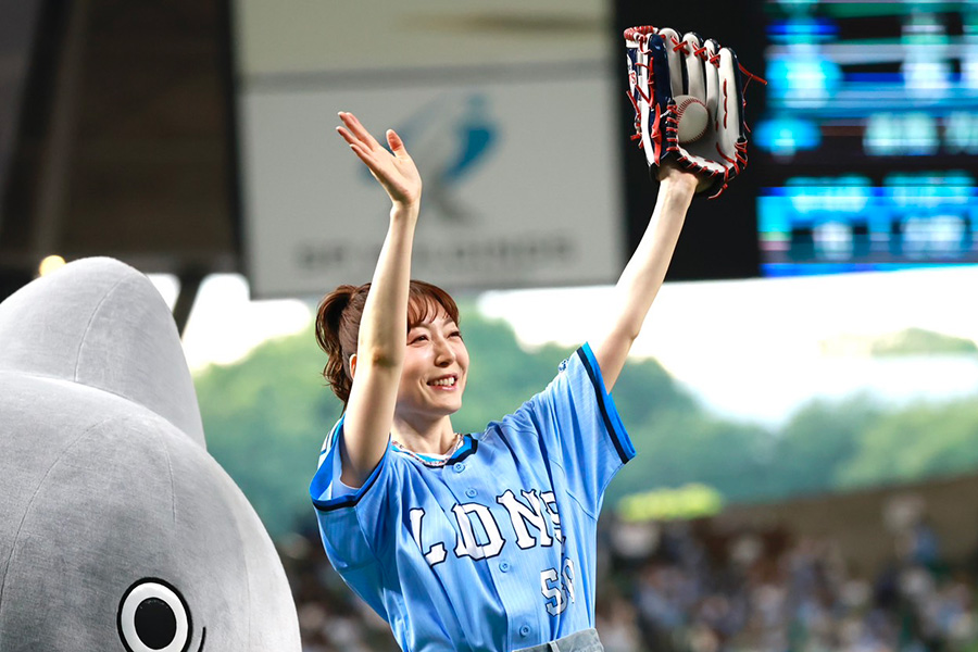 セレモニアルピッチに登場した花澤香菜さん【写真：小池義弘】