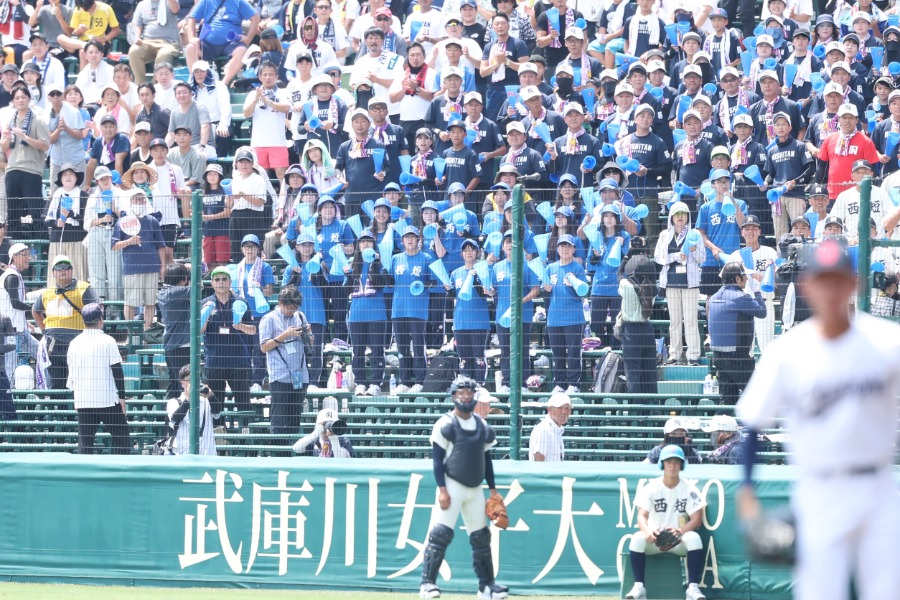 応援に駆け付けた西日本短大付スタンド【写真：加治屋友輝】