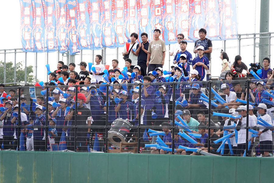 スタンドを埋め尽くした五泉フェニックス応援団【写真：橋本健吾】