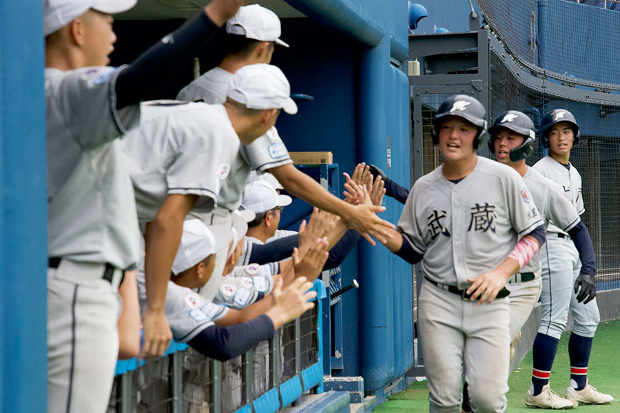 4回に生還した武蔵嵐山ボーイズ・比留間颯太（中央）【写真：磯田健太郎】