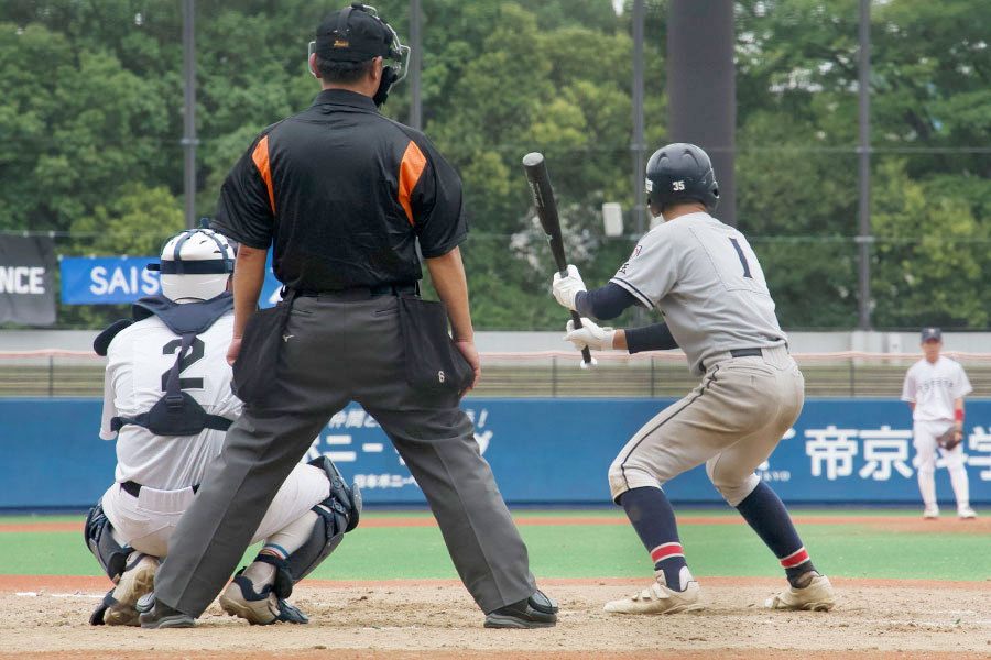 2番に入った西城はバスター気味の構えで打席に入った【写真：磯田健太郎】