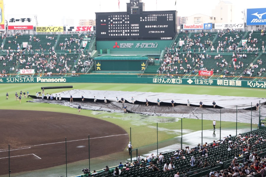 試合再開に向けて整備を行う阪神園芸【写真：加治屋友輝】