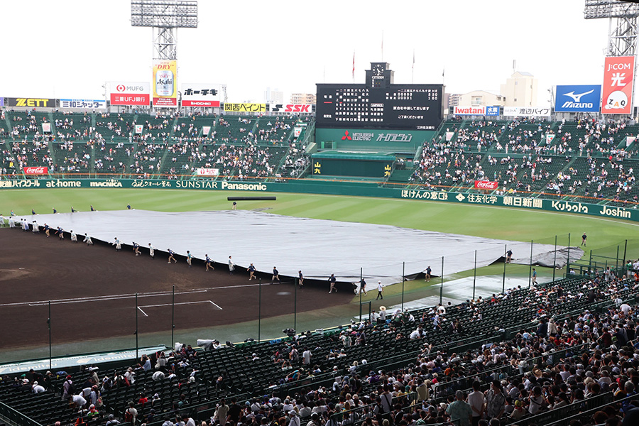 試合再開に向けて整備を行う阪神園芸【写真：加治屋友輝】
