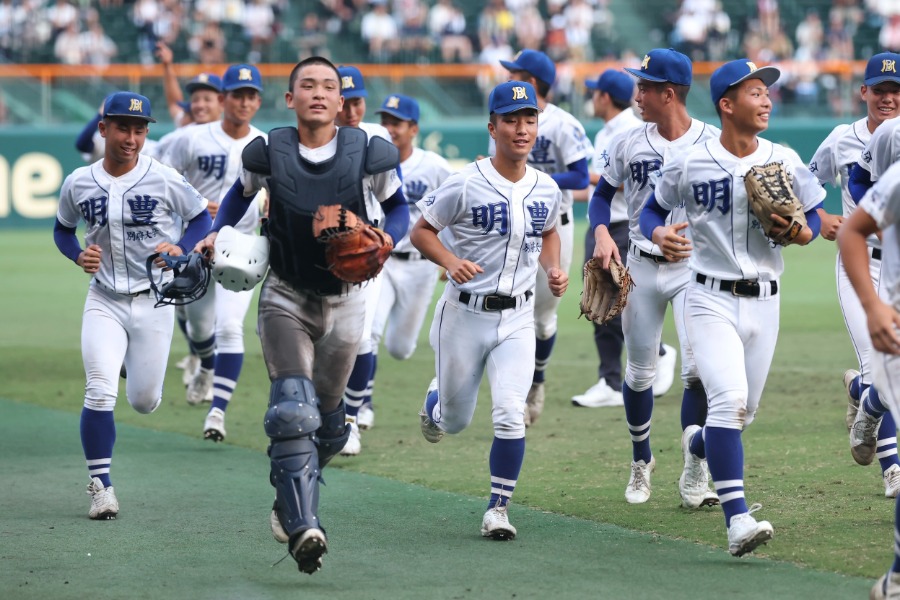 佐賀北との試合に臨んだ明豊ナイン【写真：加治屋友輝】