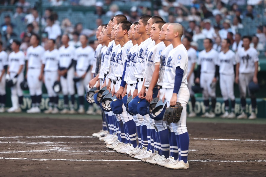 整列する明豊ナイン【写真：加治屋友輝】