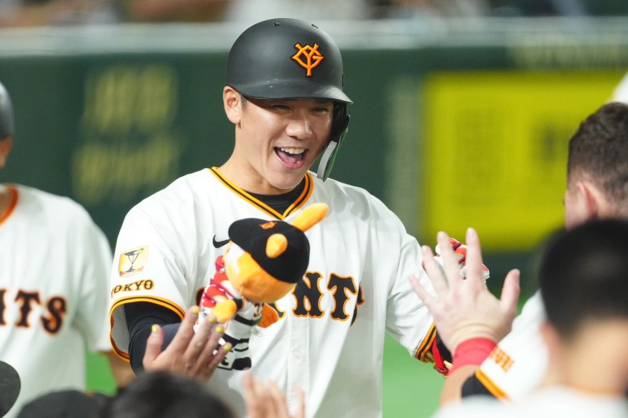 代打3ランを放った巨人・坂本勇人【写真：小林靖】