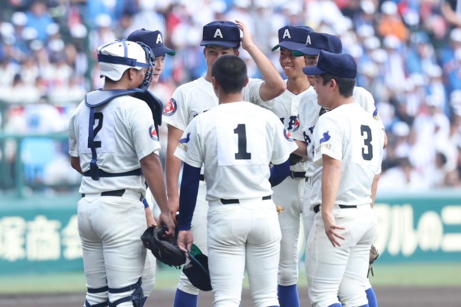 マウンドに集まる綾羽ナイン【写真：加治屋友輝】