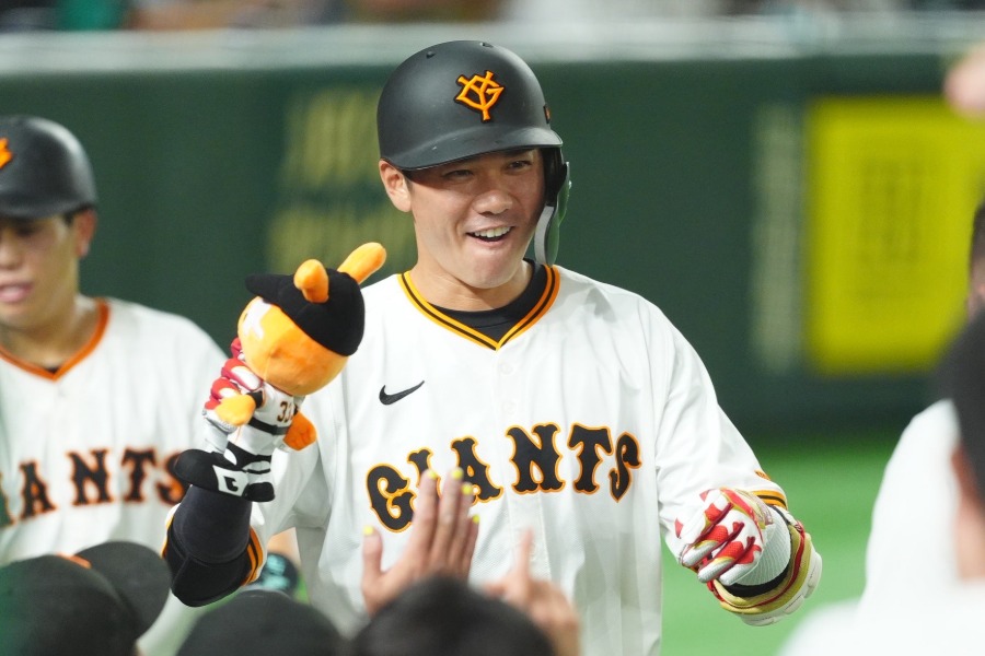 代打3ランを放った巨人・坂本勇人【写真：小林靖】