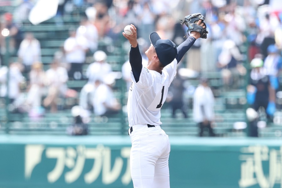 マウンドでポーズを見せる高部陸【写真：加治屋友輝】