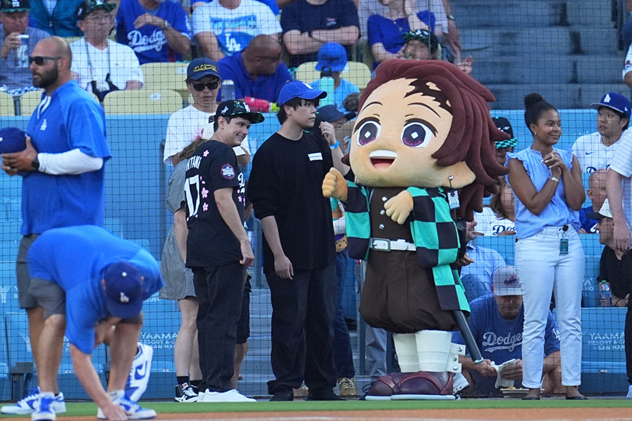 アニメ「鬼滅の刀」のマスコットが球場に登場【写真：イワモトアキト】