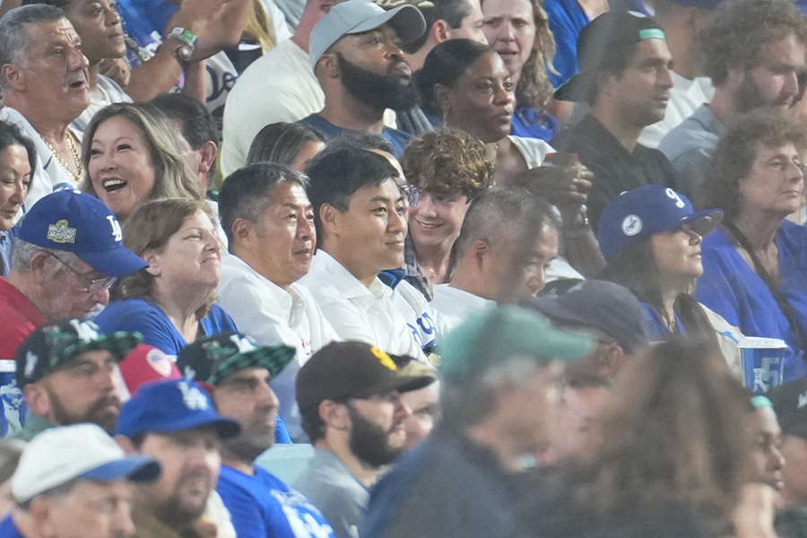 ドジャース戦を観戦する日本ハムで活躍した・田中賢介氏【写真：イワモトアキト】