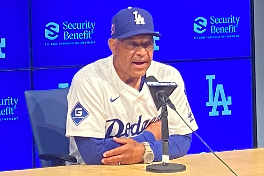 試合後、取材に応じるドジャースのデーブ・ロバーツ監督【写真:真柴健】