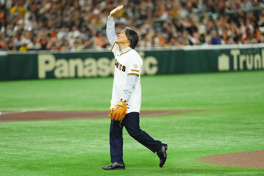 セレモニアルピッチを終え、上空に向かって手を振る巨人OBの松井秀喜氏【写真：小林靖】