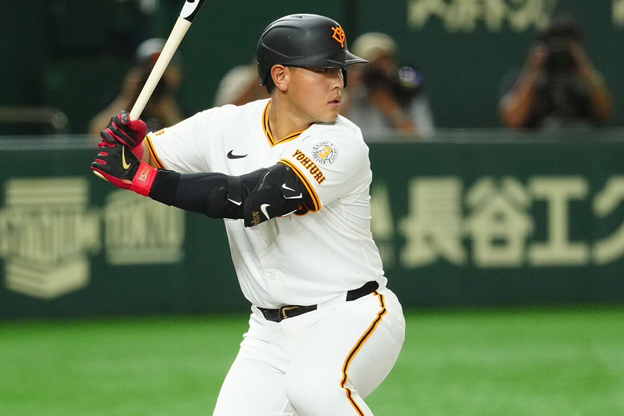 Bジェイズと契約合意したと報じられている岡本和真【写真:小林靖】