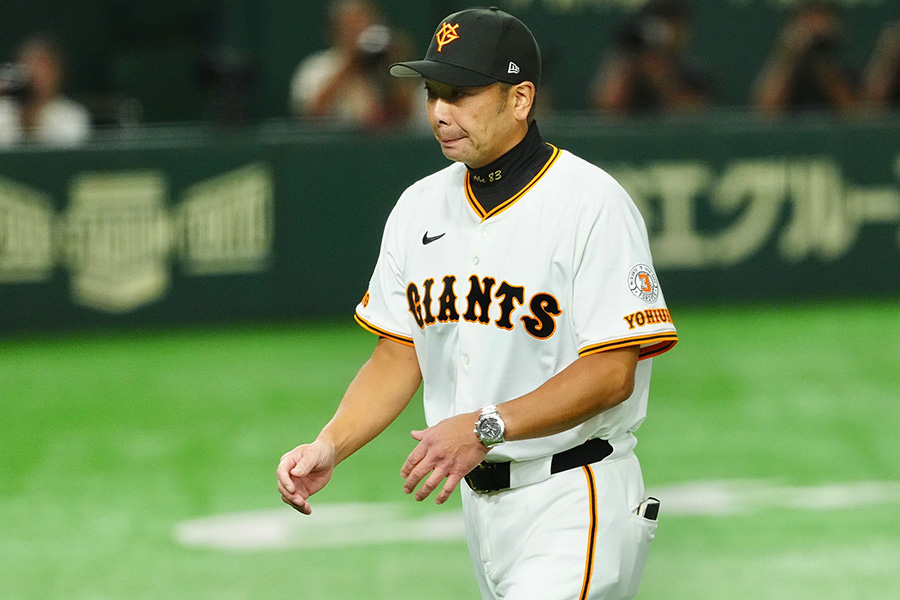 阪神戦で指揮を執った巨人・阿部慎之助監督【写真：小林靖】