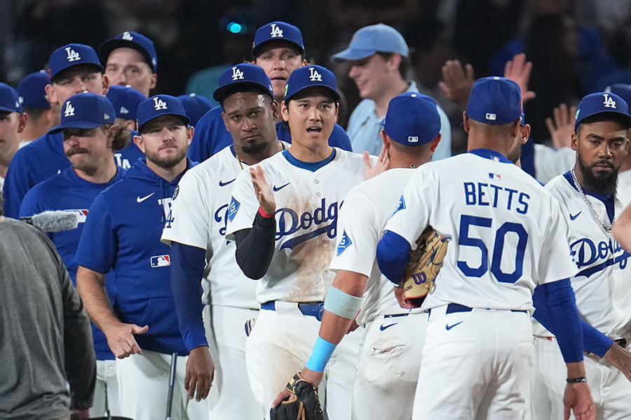 パドレス戦に勝利したドジャースナイン【写真：イワモトアキト】