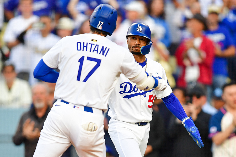ドジャースのムーキー・ベッツ（右）と大谷翔平【写真：ロイター】