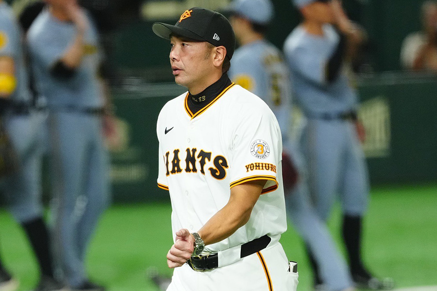 阪神戦の指揮を執った巨人・阿部慎之助監督【写真：小林靖】