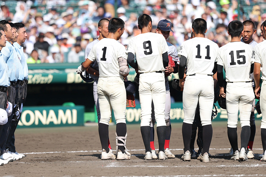 尽誠学園・廣瀬を称える京都国際ナイン【写真：加治屋友輝】