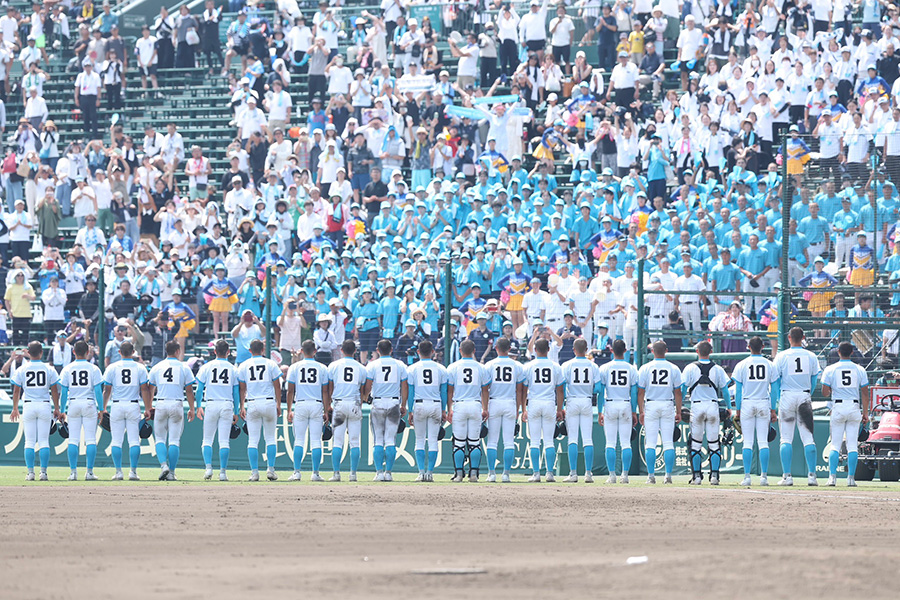 試合に勝利しアルプスの歓声に応える山梨学院ナイン【写真:加治屋友輝】