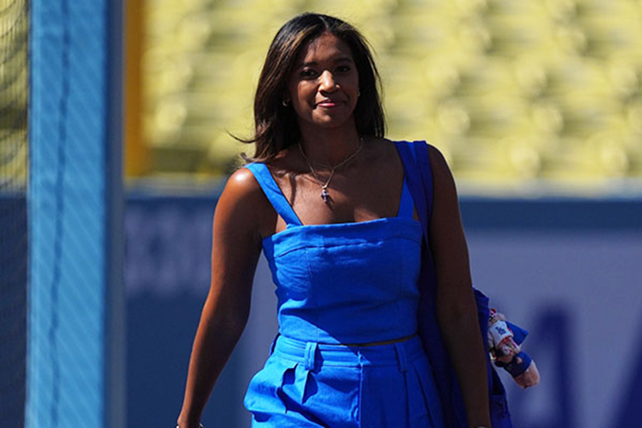 青色コーデで球場入りしたキルステン・ワトソンさん【写真：イワモトアキト】