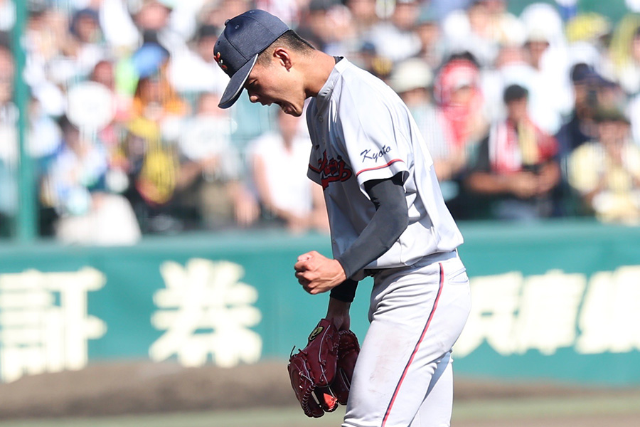 尽誠学園戦に登板した京都国際・西村一毅【写真：加治屋友輝】