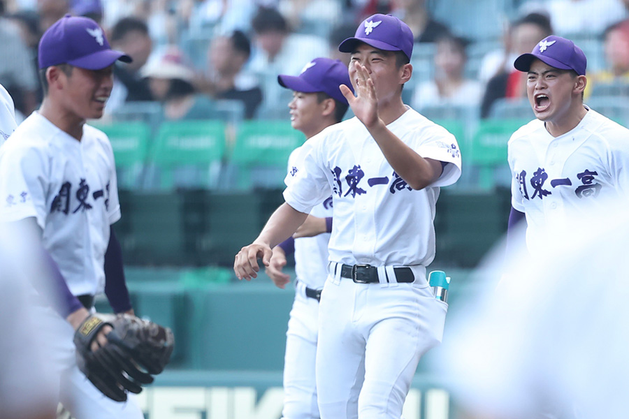 創成館に勝利した関東第一ナイン【写真：加治屋友輝】