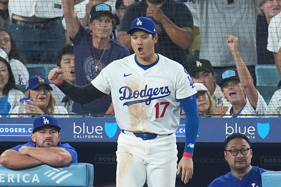 大谷翔平の後ろでガッツポーズをするロブ・ロウ氏【写真:イワモトアキト】