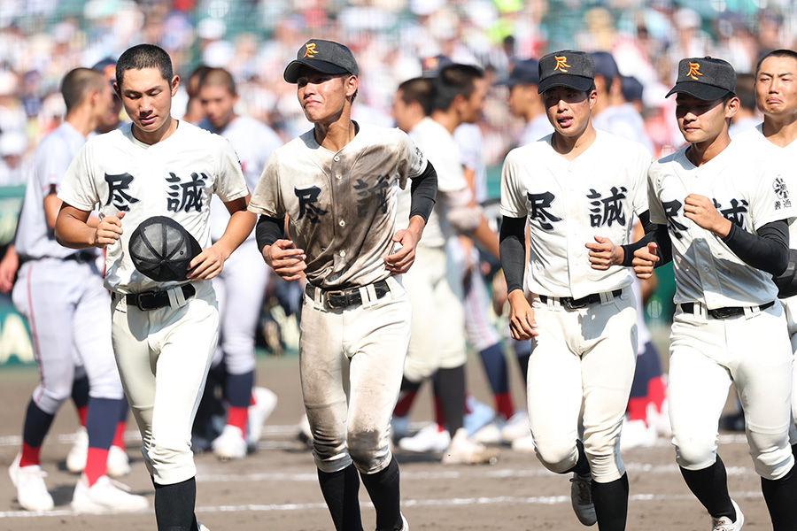 熱戦を繰り広げた尽誠学園ナイン【写真：加治屋友輝】