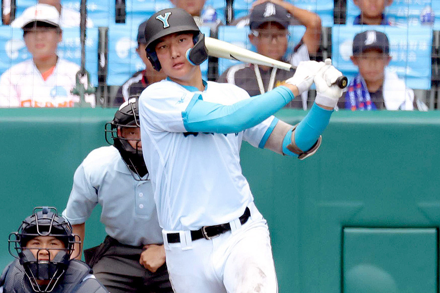 岡山学芸館戦で打席に立つ山梨学院・菰田陽生【写真：アフロ】