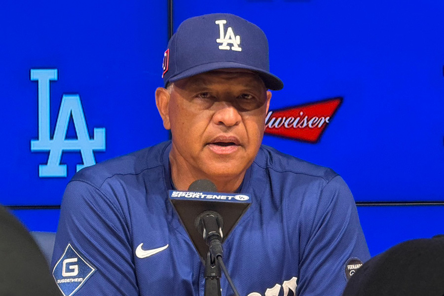 取材に応じたドジャースのデーブ・ロバーツ監督【写真：上野明洸】　