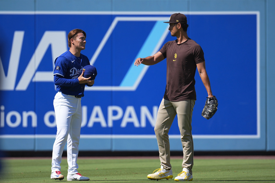 挨拶を交わすドジャース・山本由伸（左）とパドレス・ダルビッシュ有【写真：イワモトアキト】