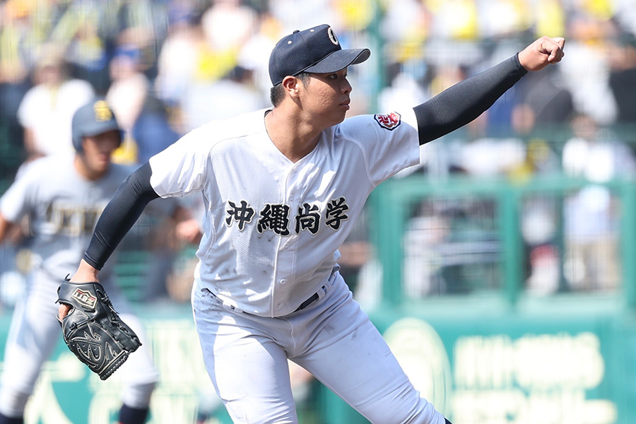 仙台育英戦に登板した沖縄尚学・末吉良丞【写真：加治屋友輝】