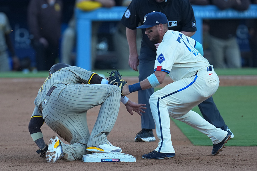 1回、盗塁死となったパドレスのマニー・マチャド【写真：イワモトアキト】
