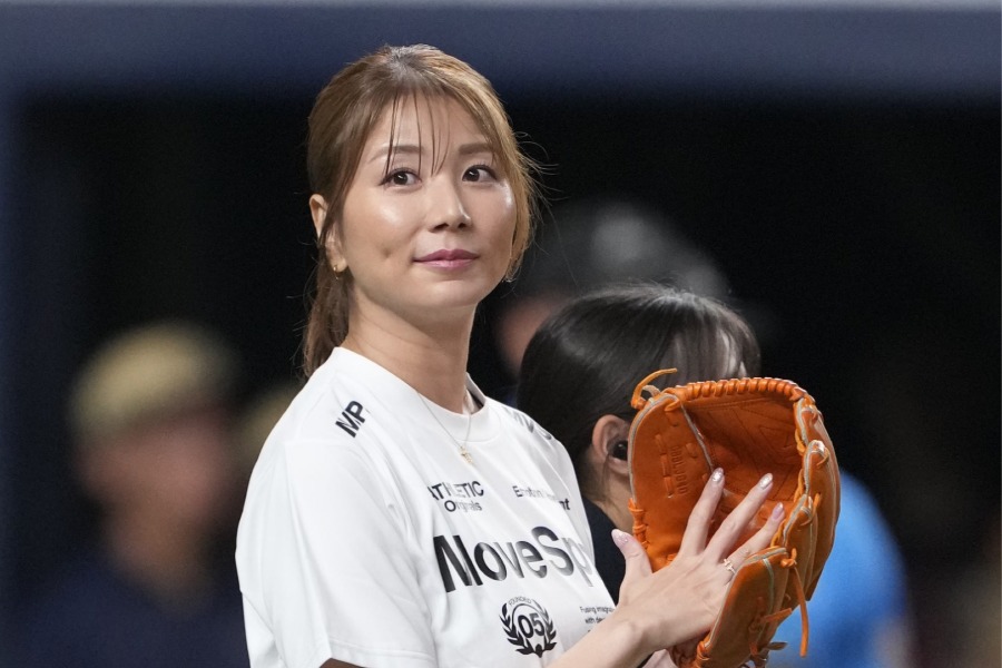 始球式に登場した青木愛さん【写真提供：産経新聞社】