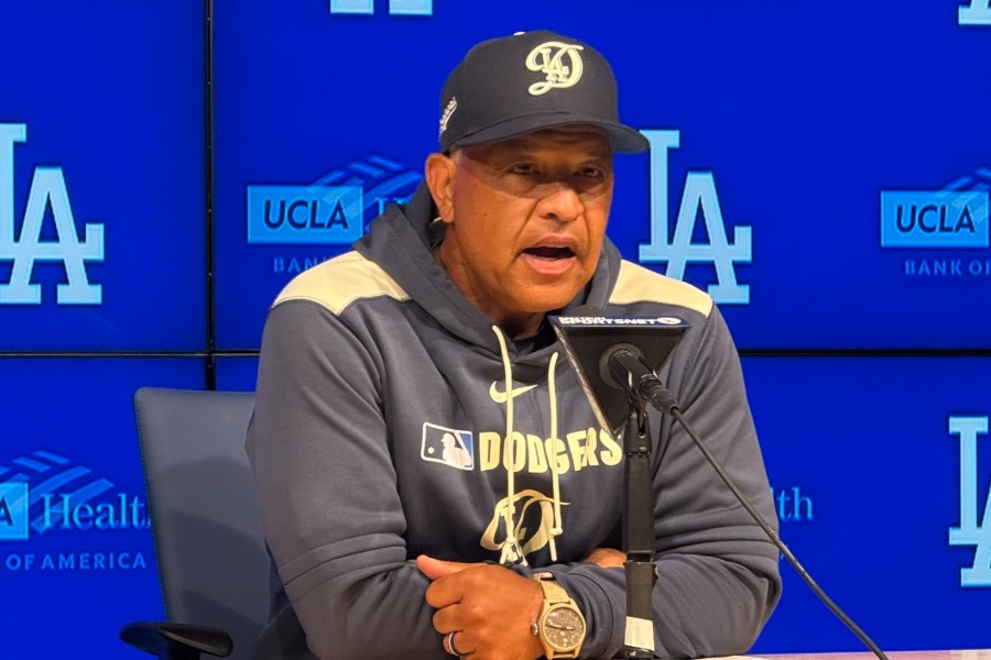 試合後に取材に応じたドジャースのデーブ・ロバーツ監督【写真：上野明洸】