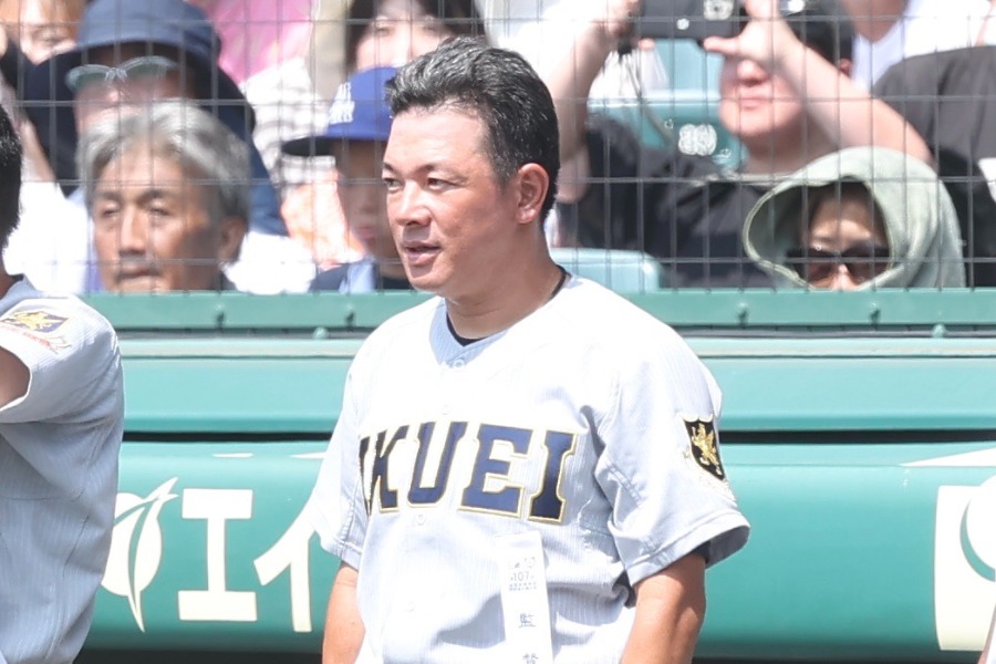 沖縄尚学戦で指揮をとった仙台育英・須江航監督【写真：加治屋友輝】