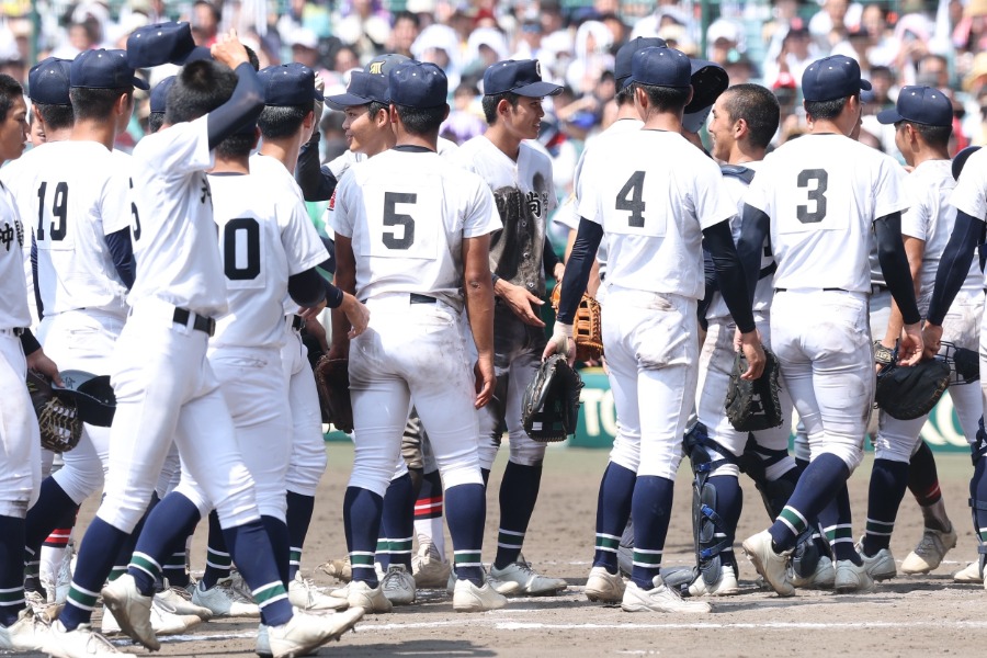 第1試合は沖縄尚学が仙台育英に5-3で勝利した【写真：加治屋友輝】