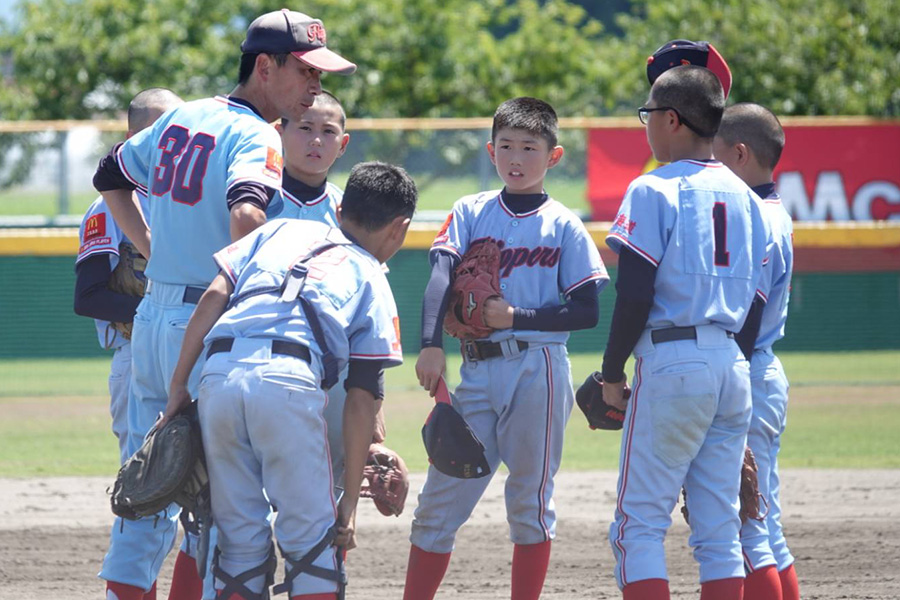 東16丁目フリッパーズナインと笹谷武志監督（左）【写真：橋本健吾】