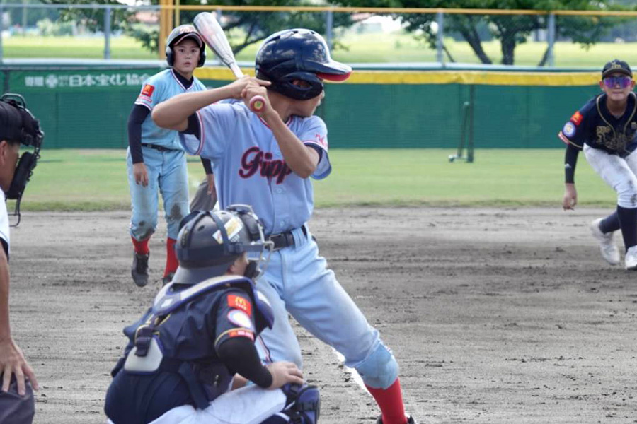 素手でバットを持ち打席に立つ東16丁目フリッパーズの選手たち【写真：橋本健吾】