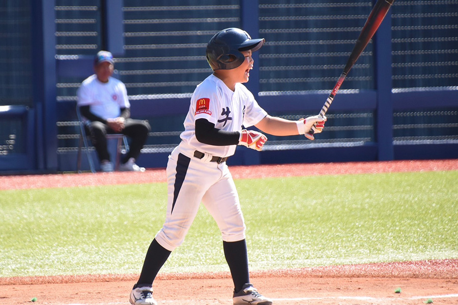 打席で気迫を見せる牛島野球スポーツ少年団の佐藤岳恒【写真：川浪康太郎】