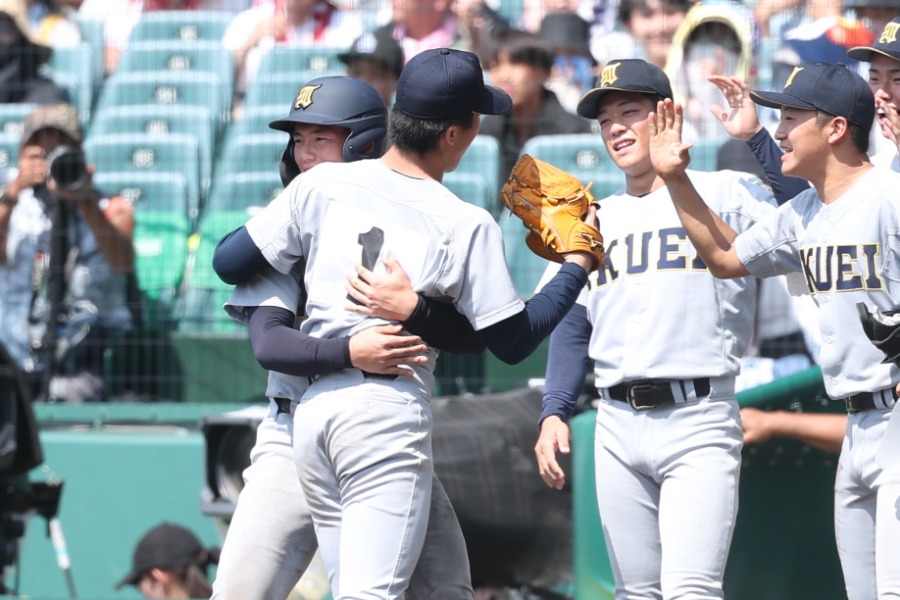 仙台育英ナイン【写真：加治屋友輝】