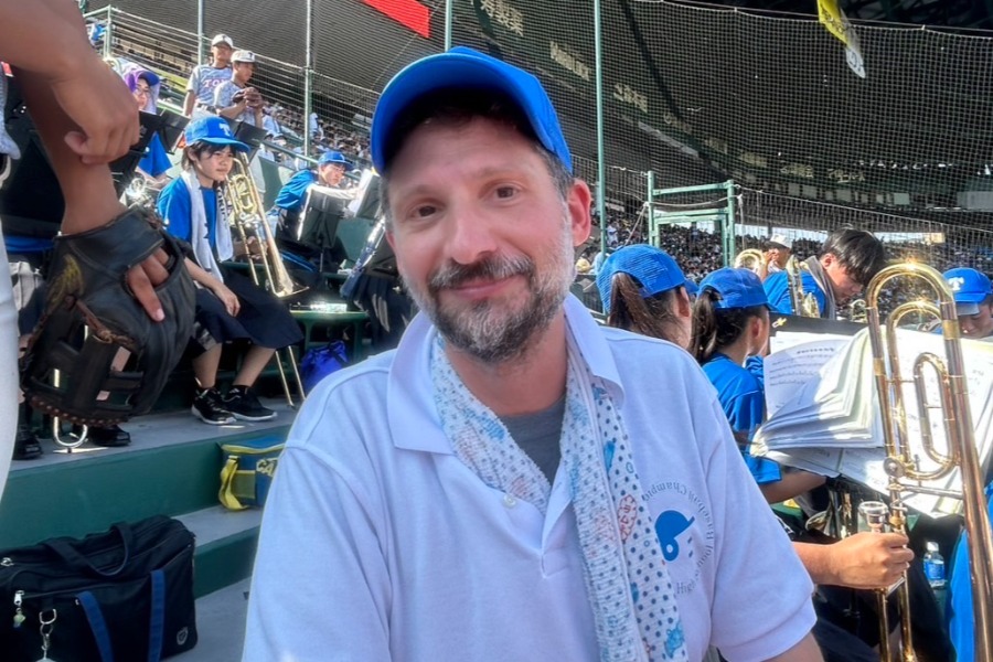 滝川二の吹奏楽部顧問を務めるコリ・カタンザディティさん【写真：編集部】