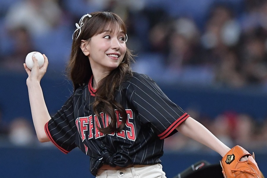 始球式に登場した歌手のMay J.さん【写真提供：産経新聞社】