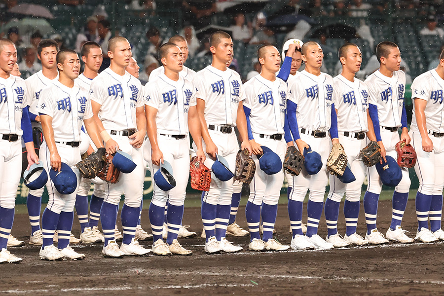 試合後、校歌を披露する明豊ナイン【写真：加治屋友輝】