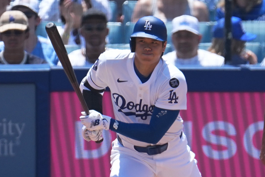1打席目に安打を放ったドジャース・大谷翔平【写真：イワモトアキト】