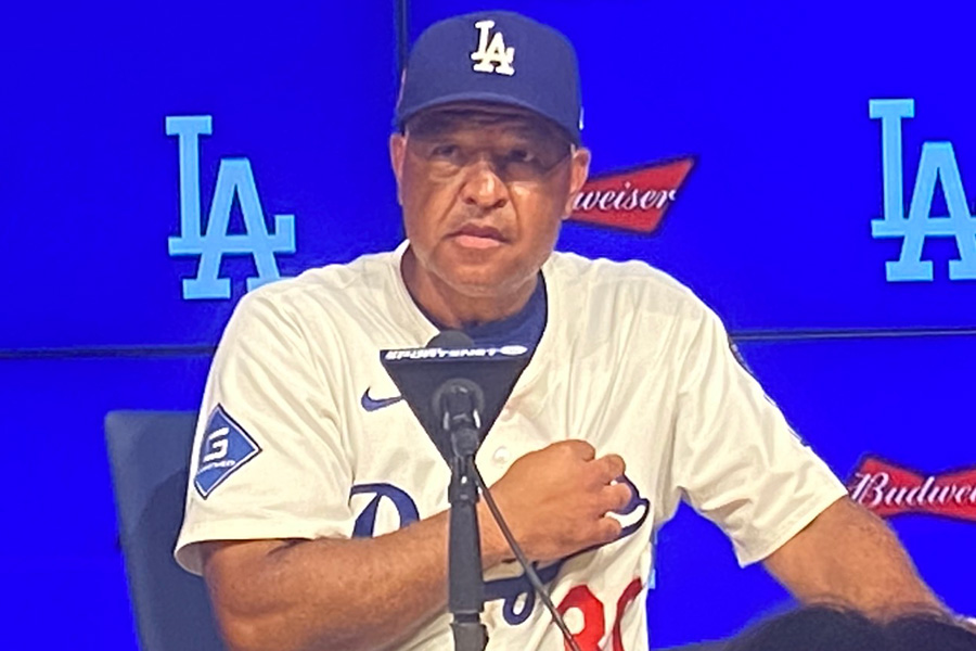 試合後、取材に応じるドジャースのデーブ・ロバーツ監督【写真：真柴健】