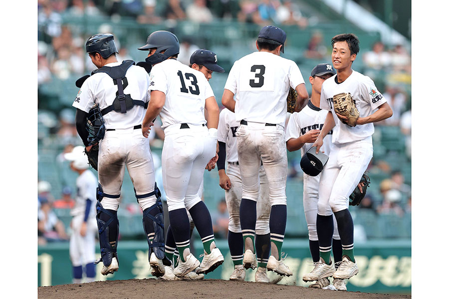 マウンドに集まりジャンプする佐賀北ナイン【写真提供：アフロ】
